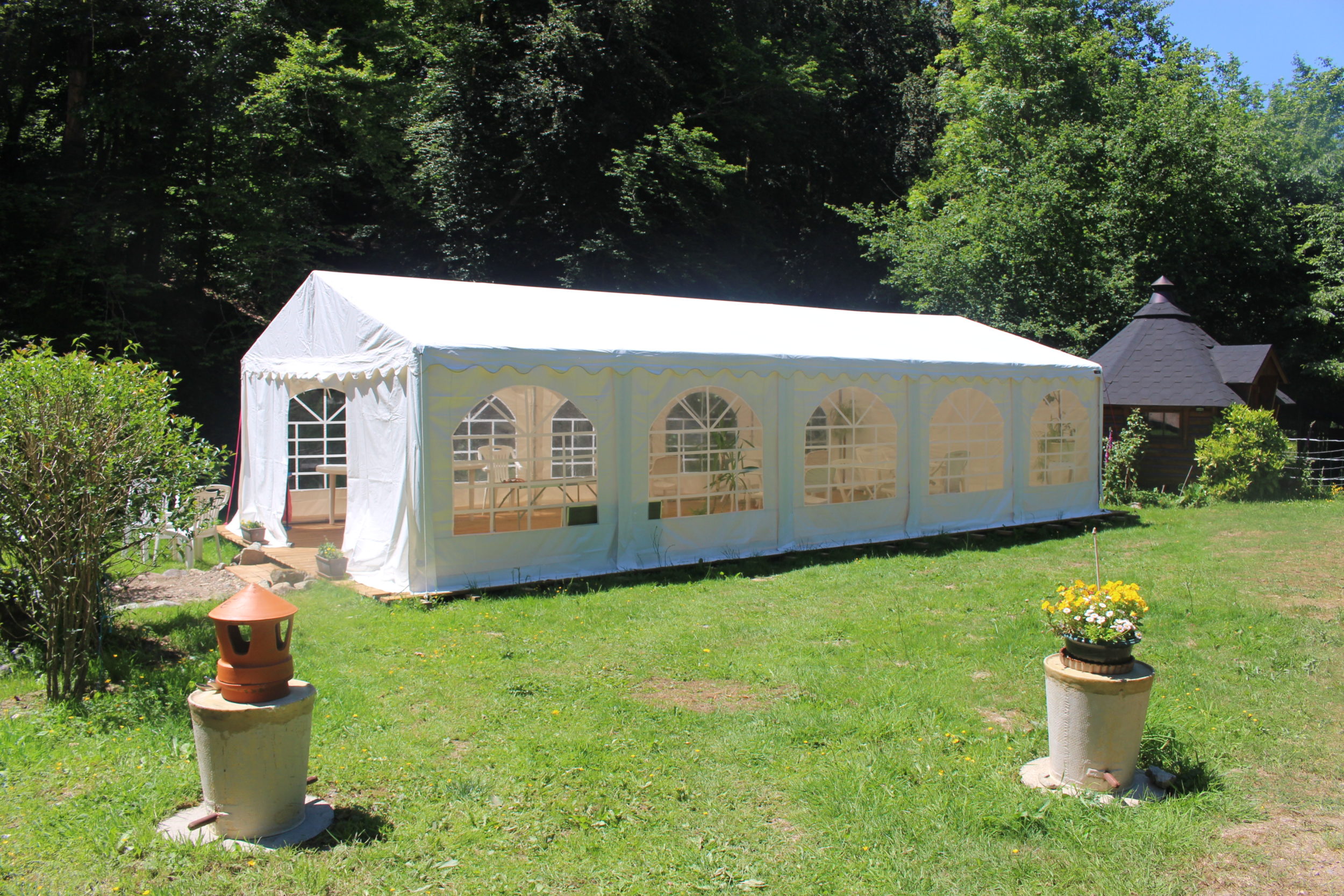 Barnum installé le long du bief du Moulin